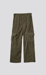 Pantalón cargo de corderoy color verde militar, de calce regular con 6 bolsillos y cintura elastizada.
