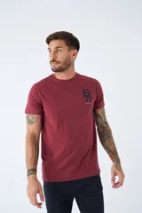 Remera de algodón color bordó con cuello redondo, calce regular, manga corta y logo bordado en el pecho.