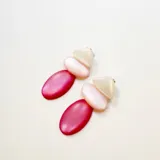 Par de aros colgantes con piezas geométricas de resina color verde lima.