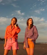 Camisa amarilla de corte clásico, con mangas largas y bolso en el pecho.