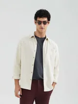 Camiseta básica de manga corta, cuello redondo y calce regular, color rojo jaspeado.