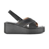 Sandalias de plataforma color beige con tiras cruzadas y pulsera con hebilla.