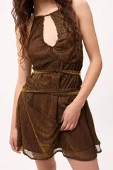 Minivestido negro con escote halter, espalda descubierta, cintura drapeada y falda con transparencias.