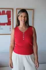 Musculosa de tejido de punto acanalado color rojo, con escote en V y tapeta de tres botones plateados.