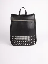 Mochila de símil cuero negra con apliques de tachas en el frente, con un gran compartimiento y dos bolsillos internos.