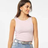 Camiseta de tirantes rosa de tejido de punto acanalado.