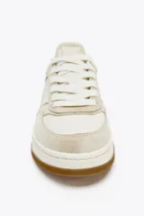 Zapatillas deportivas urbanas color beige y blanco, con detalles en color borgoña en el talón y laterales. Cierre con cordones y suela marrón de 3,5 cm de altura.
