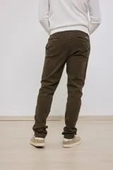 Pantalón de pana color beige, de corte recto y tiro medio.