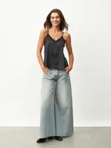 Musculosa negra con breteles finos y encaje en el escote.