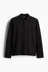 Remera polo de manga larga color negro, en tejido acanalado de peso medio. Modelo con cuello, tapeta de botones y bajo recto con abertura en los laterales. Corte estándar.