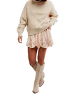 Minifalda color rosa pálido con textura plisada y volados en el ruedo.