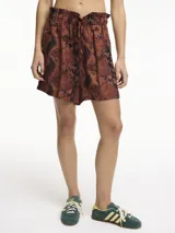 Short marrón con estampado de piel de serpiente, pretina elástica y lazo ajustable.
