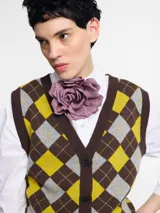 Sweater tejido de patrón a rayas en tonos negro, beige y gris, con escote en V y cierre frontal.