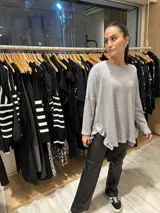 Buzo gris de lanilla con lurex, corte holgado y volados en los laterales inferiores.