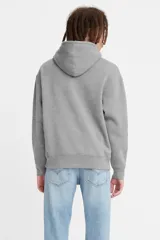 Buzo hoodie gris con logo Levi's estampado en el pecho y bolsillo tipo canguro.