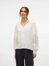 Camisa blanca de mangas largas abullonadas con detalle de bordado en las mangas y escote en V.