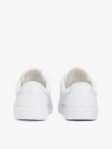 Zapatillas Tommy Hilfiger de piel blanca con detalles dorados en el talón y la lengüeta.