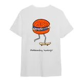 Remera blanca de algodón con cuello redondo y mangas cortas. Estampado pequeño en el pecho de una hamburguesa sobre una patineta y la frase "skateboarding hamburger".
