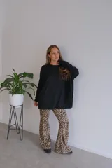 Buzo negro de viscosa, de corte amplio y mangas largas.