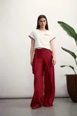 Pantalón de vestir color bordó con corte palazzo, cintura alta y lazo lateral.