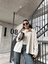 Campera de pana color crudo con cierre y bolsillos.