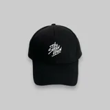 Gorra negra con bordado blanco en la parte frontal, diseño clásico de visera.