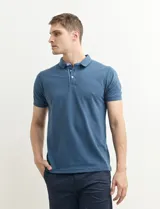 Chomba verde de piqué de algodón con cuello clásico y tapeta de dos botones. Logo bordado en el pecho.