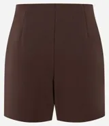 Short pollera color marrón chocolate, de crepé, con cintura fija y bolsillos delanteros.