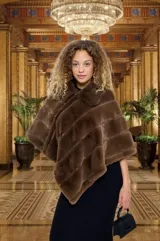 Poncho marrón de piel sintética con cuello y diseño de franjas horizontales.
