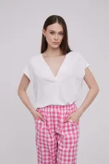 Blusa blanca con escote en V y mangas cortas.