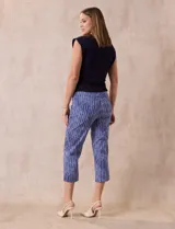 Pantalón capri de gabardina elastizada estampada, marca Zac & Rachel. Pretina ancha elastizada.
