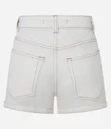 Short de mujer de corte regular en sarga de algodón, color blanco crudo, con cintura con trabillas, cierre de botón y cremallera, y bolsillos delanteros dobles. Incluye un colgante decorativo de caracola en el pasante del cinturón.