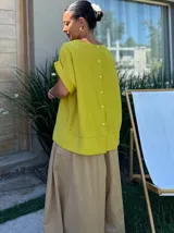 Blusa de manga corta, color amarillo lima, con escote barco y caída holgada.