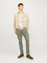 Pantalón cargo color verde oliva con cierre de cremallera y bolsillos laterales.