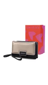 Billetera mediana marca Lincoln's confeccionada en cuero sintético con diseño bicolor. Presenta una tapa en tono dorado metalizado con cierre de presilla y cuerpo negro con compartimento de cremallera. Cuenta con múltiples divisiones internas para tarjetas, billetes y monedas, además de una práctica correa de mano.