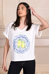 Remera blanca de algodón con escote en "v" y estampado de limones.