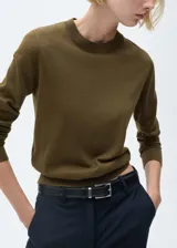 Sweater color verde oliva de tejido de punto fino con cuello redondo y mangas largas.