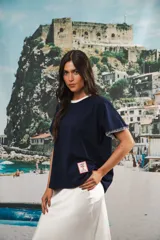 Remera azul marino de algodón con cuello redondo blanco y mangas cortas con bordado blanco.