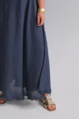 Vestido largo azul marino de lino italiano, con escote en V, sin mangas y ruedo desflecado.