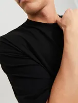 Camiseta negra de manga corta con cuello redondo y corte holgado.