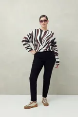 Jean chupín de tiro alto color azul oscuro, con bolsillos delanteros y traseros, confeccionado en denim con textura suave y leve elasticidad que se adapta al cuerpo.