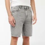 Bermudas de jean gris con efecto desgastado y roturas.