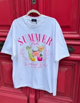 Remerón beige con estampado de texto "Summer" en rosa y dibujo de un trago.