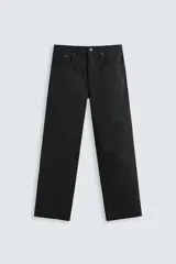 Pantalón de jean negro de corte recto, con cinco bolsillos y cierre frontal con botones. Colección especial Origins.