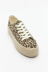 Zapatillas bajas con estampado animal print, cordones blancos y plataforma de yute de 4,5 cm de altura.