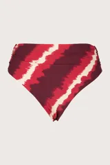 Calzón de bikini de tiro alto con estampado abstracto en tonos rojo, borgoña y crema.