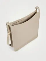 Cartera de cuero cruzada de Longchamp, color azul marino, con cierre y diseño elegante.