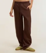 Pantalón de algodón color marrón, modelo barrel con cintura elástica, cordón para ajuste en la cintura y forro de polar.