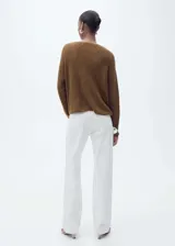 Sweater marrón de punto grueso con cuello en V y mangas largas.