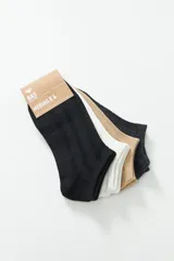 Pack de cuatro pares de medias soquete con textura acanalada y lurex en colores negro, blanco, beige y gris oscuro.
